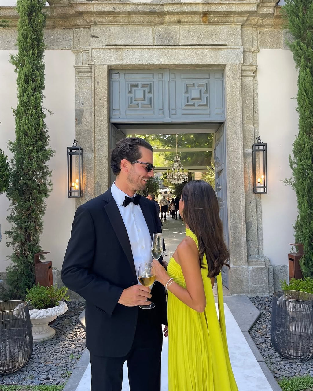Abito lungo giallo lime con scollo halter e pieghe