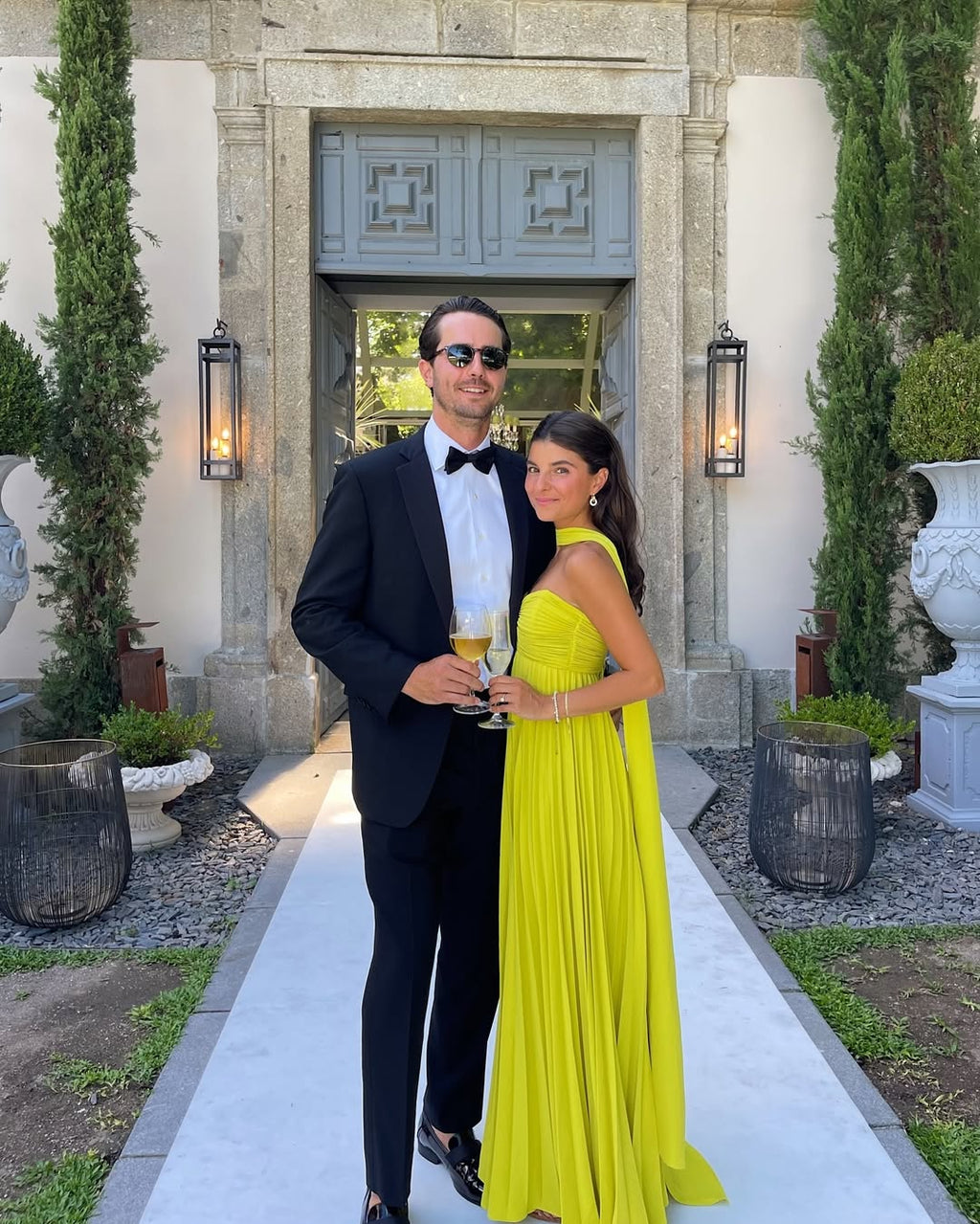 Abito lungo giallo lime con scollo halter e pieghe