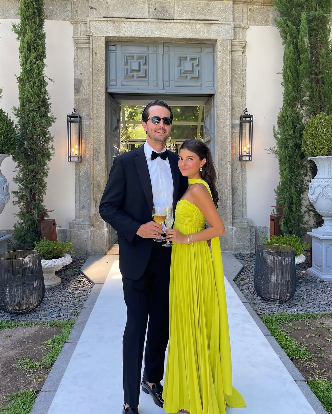 Abito lungo giallo lime con scollo halter e pieghe