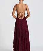 Abito lungo in pizzo bordeaux con ricami floreali – Helia