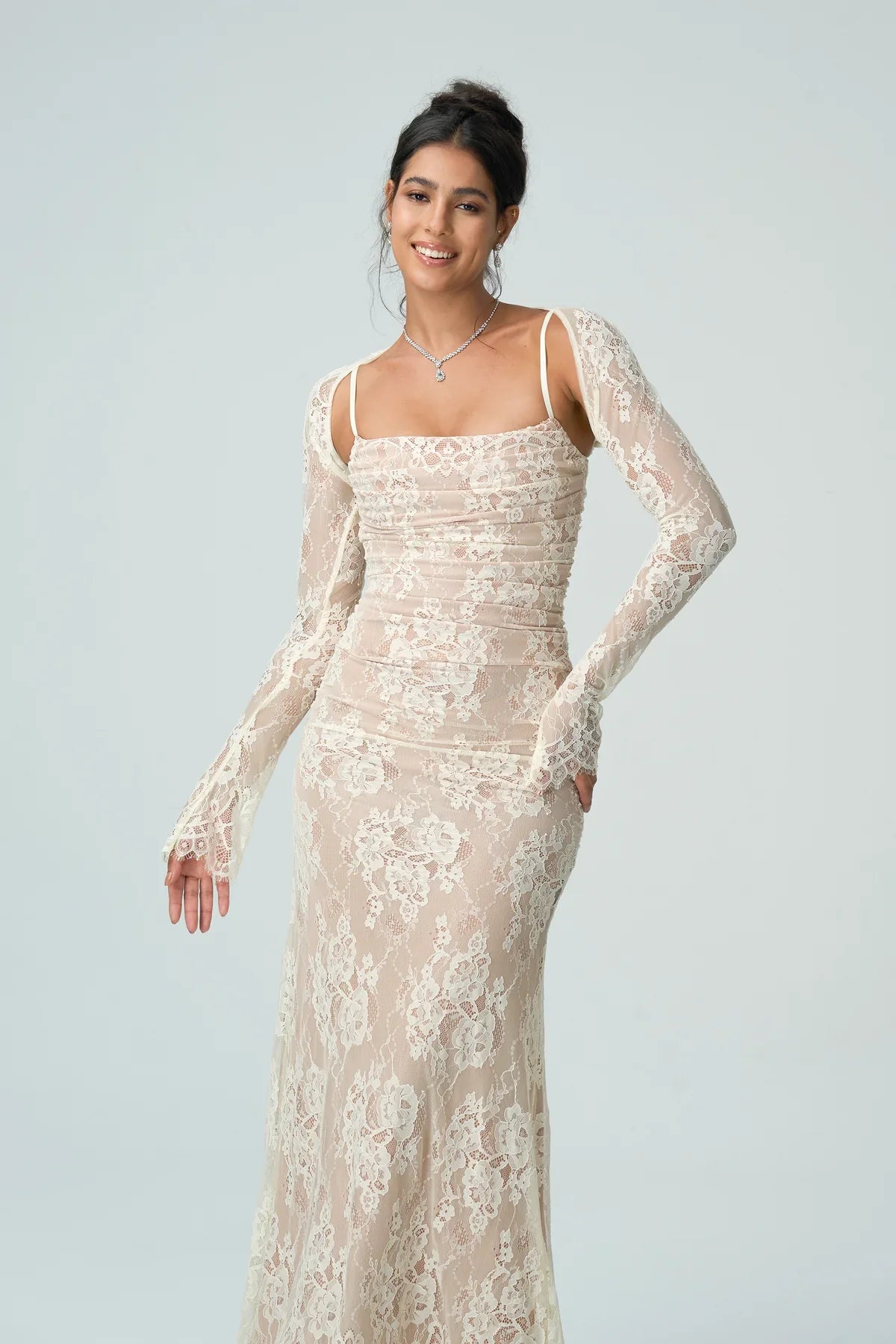 Abito lungo in pizzo nero con maniche lunghe – Lacey