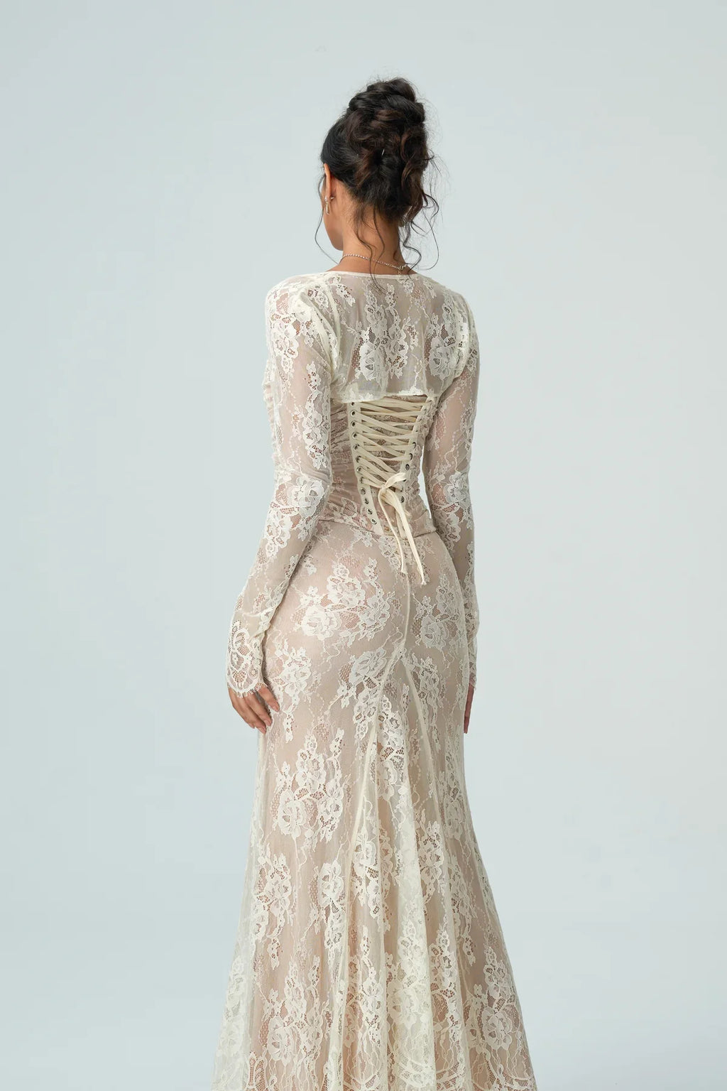 Abito lungo in pizzo nero con maniche lunghe – Lacey