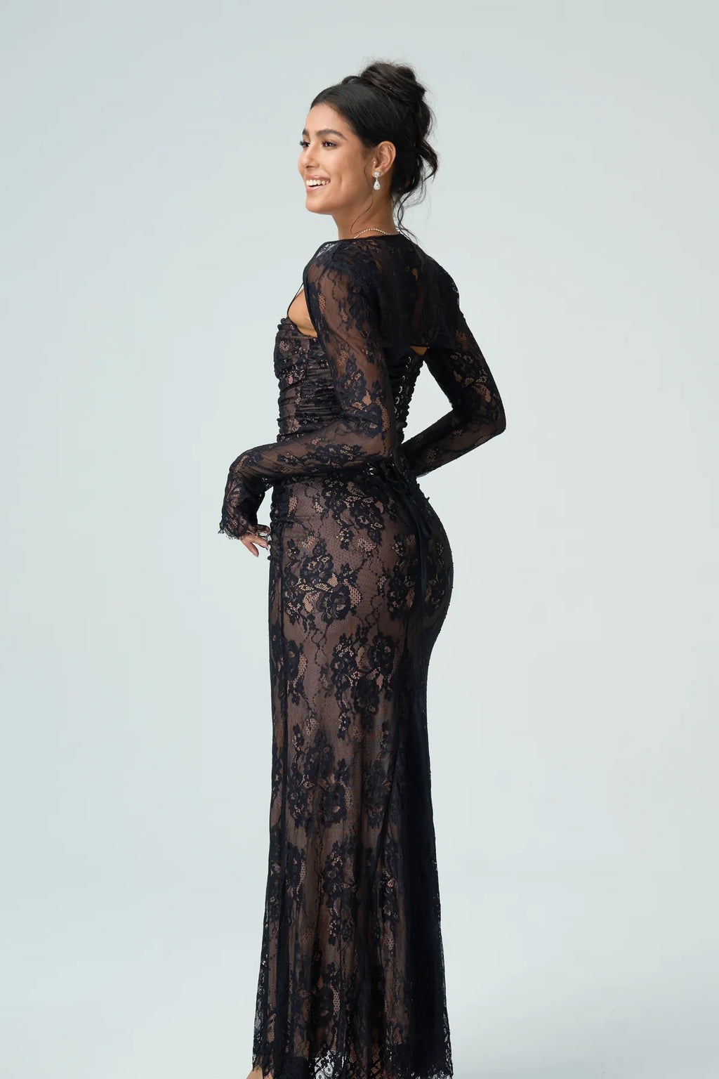 Abito lungo in pizzo nero con maniche lunghe – Lacey