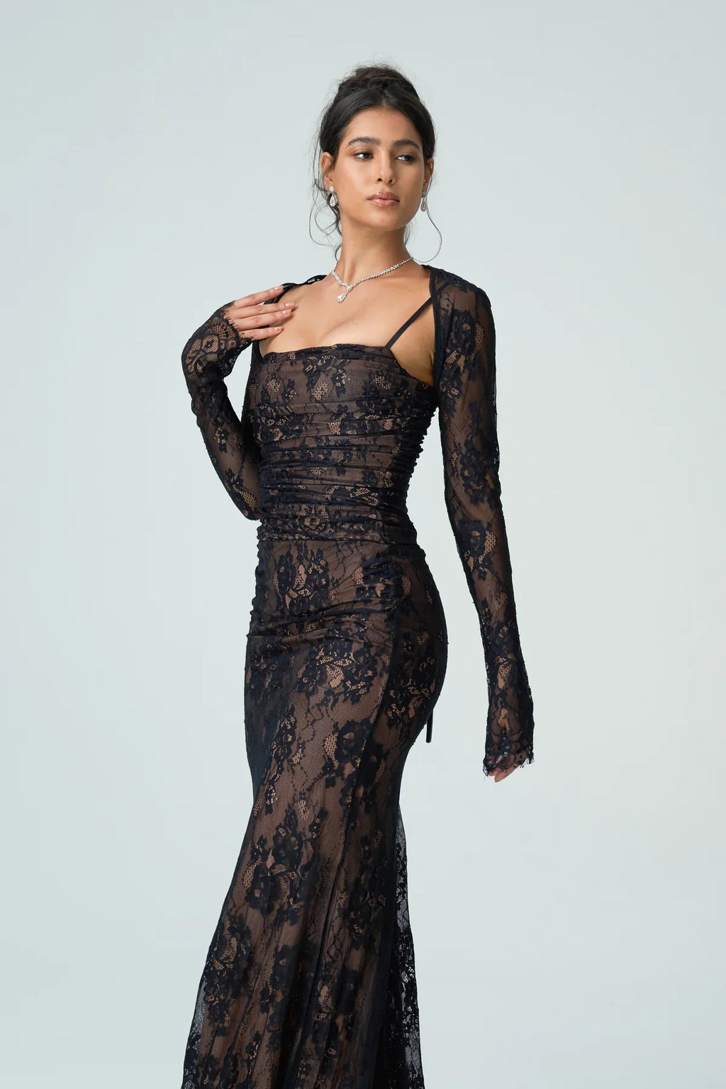 Abito lungo in pizzo nero con maniche lunghe – Lacey
