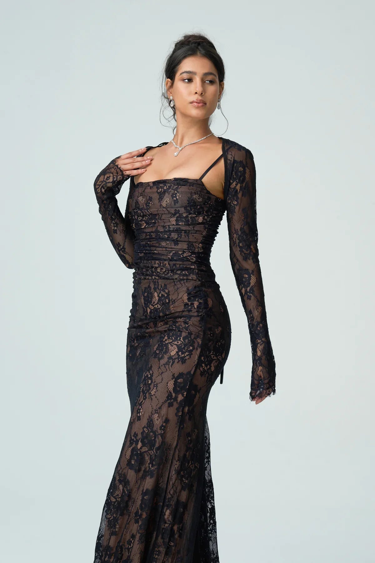 Abito lungo in pizzo nero con maniche lunghe – Lacey
