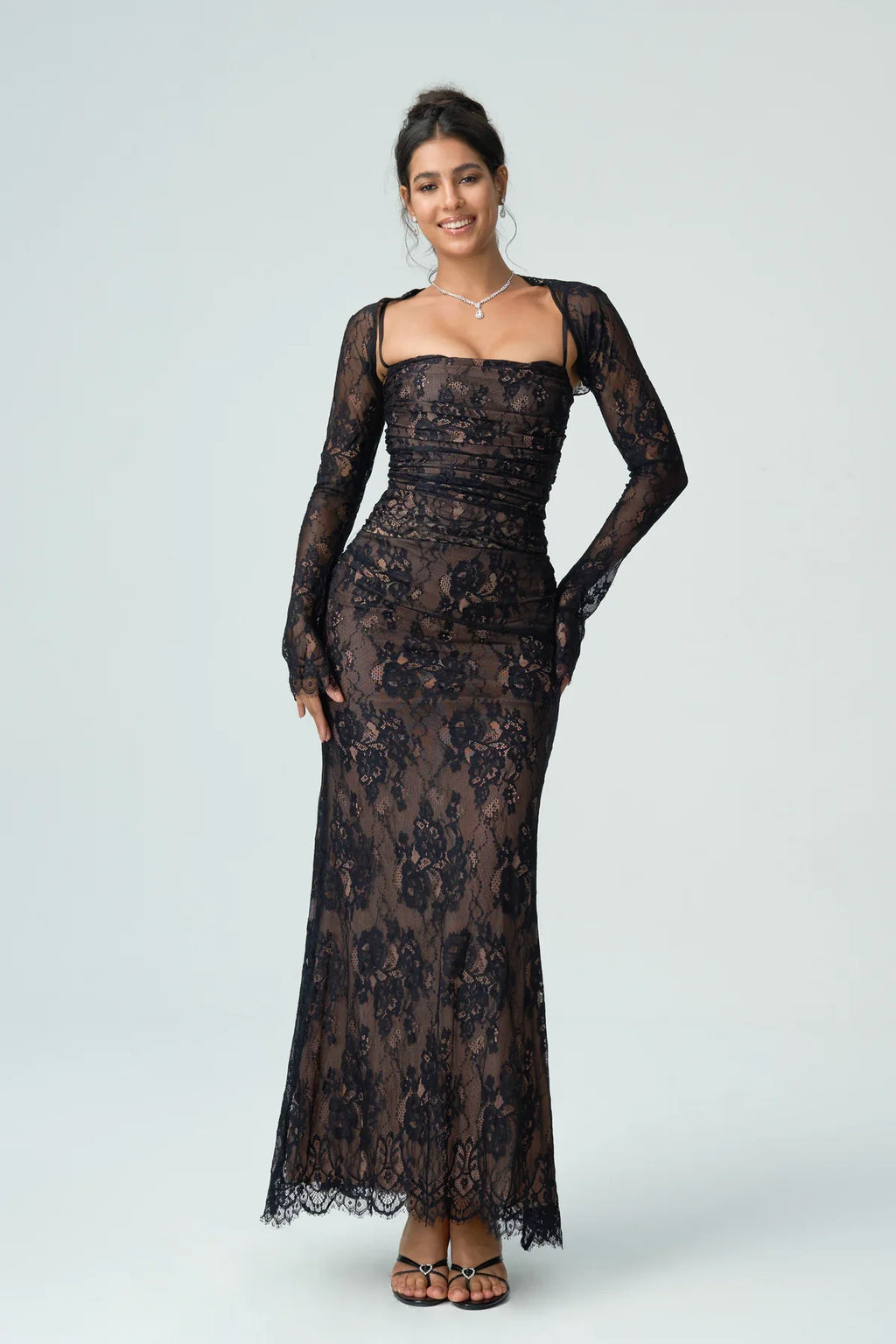 Abito lungo in pizzo nero con maniche lunghe – Lacey