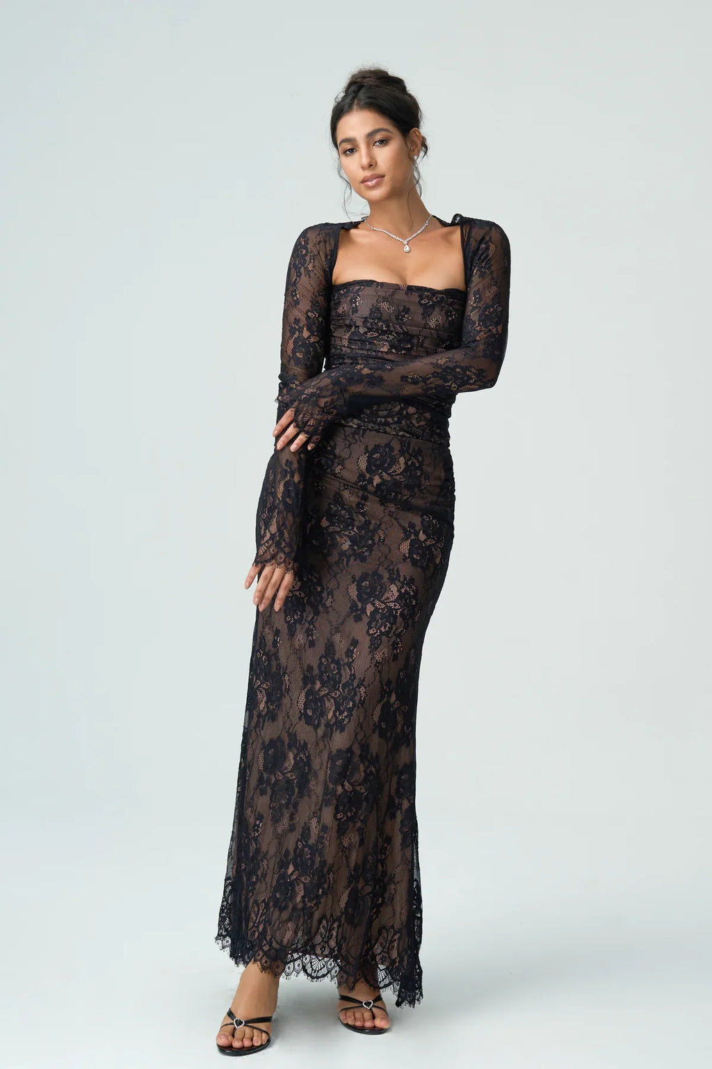 Abito lungo in pizzo nero con maniche lunghe – Lacey