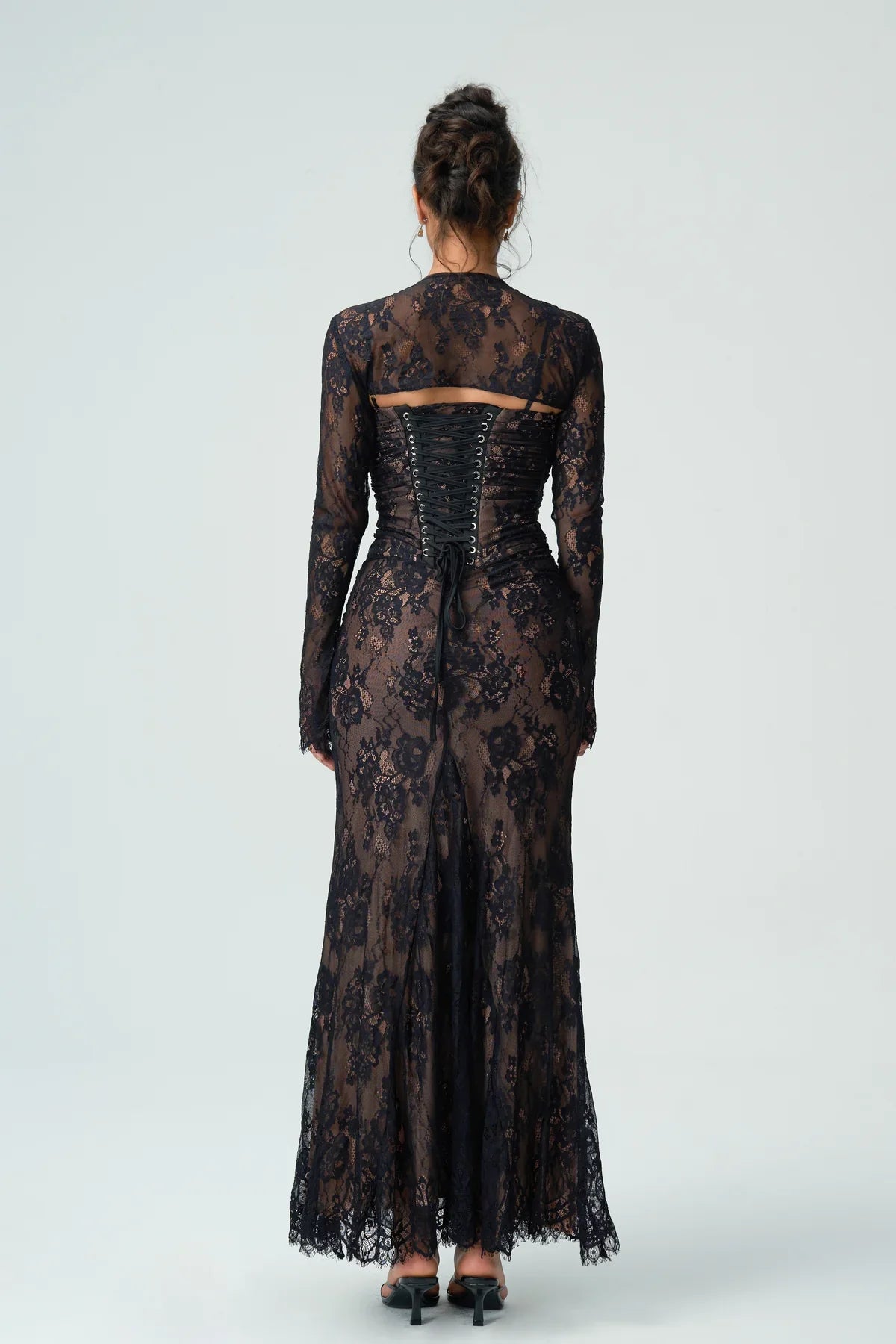 Abito lungo in pizzo nero con maniche lunghe – Lacey