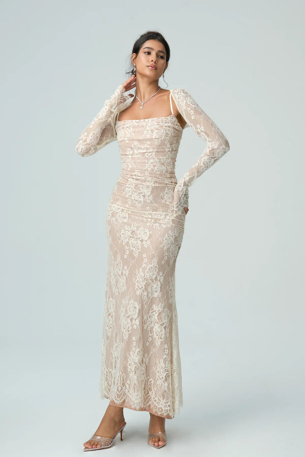Abito lungo in pizzo nero con maniche lunghe – Lacey