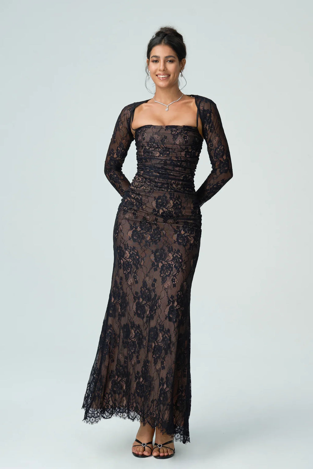 Abito lungo in pizzo nero con maniche lunghe – Lacey