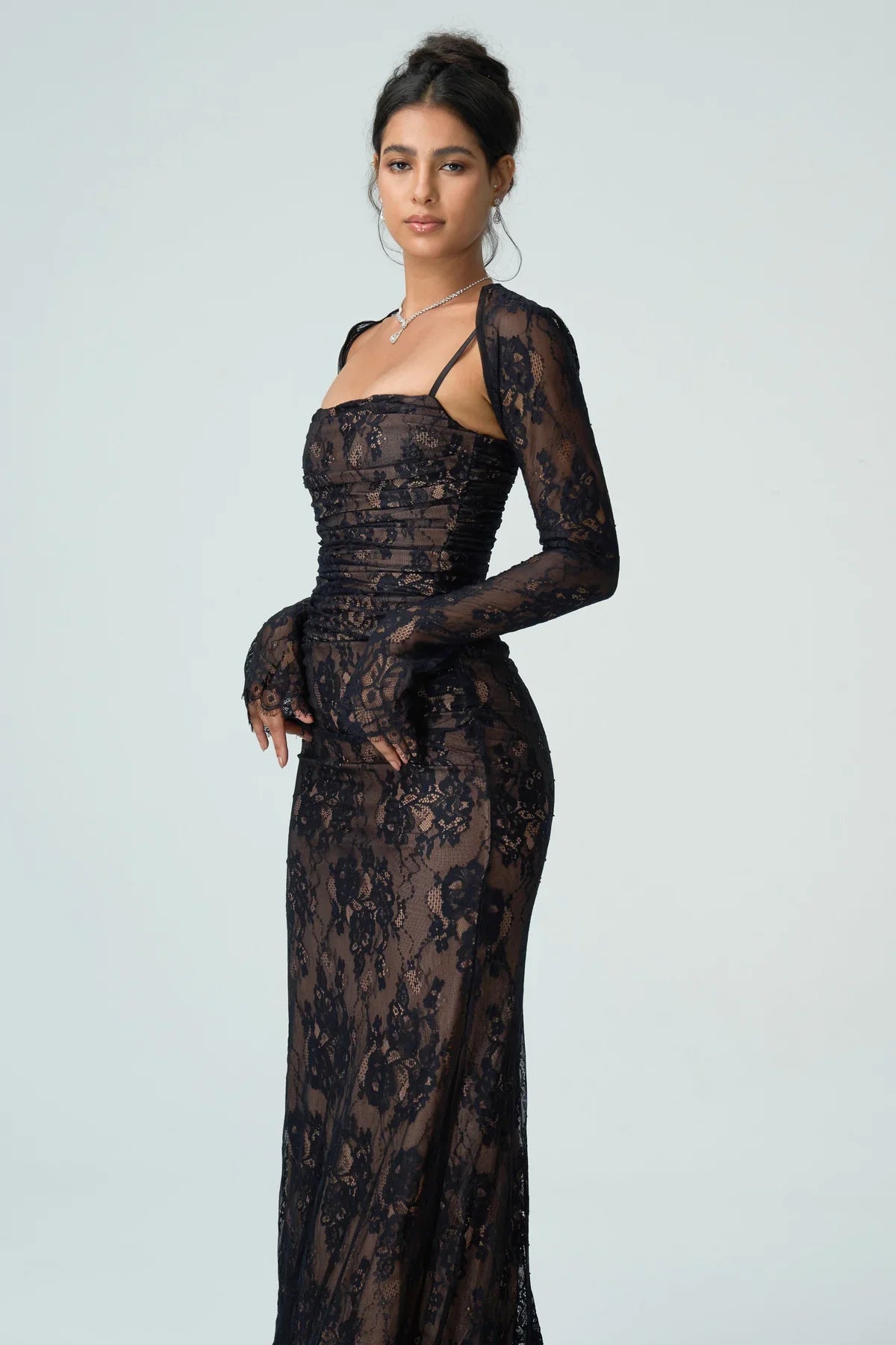 Abito lungo in pizzo nero con maniche lunghe – Lacey