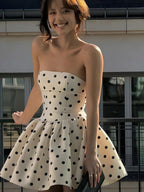 Abito corto strapless a pois neri
