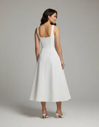 Abito midi bianco con scollo quadrato e gonna a campana