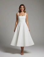 Abito midi bianco con scollo quadrato e gonna a campana