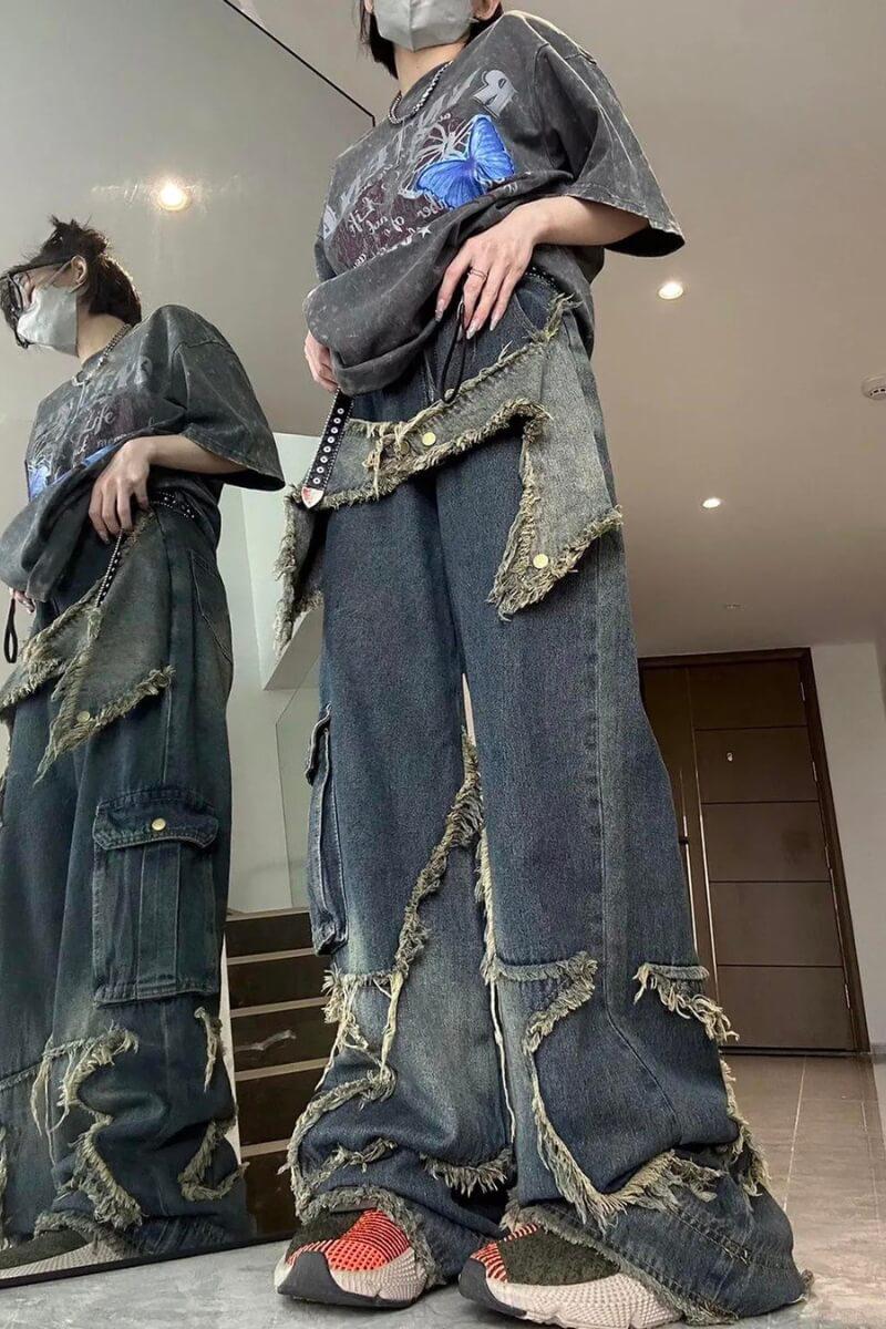 Jeans blu a vita alta con tasche cargo e stratificazioni