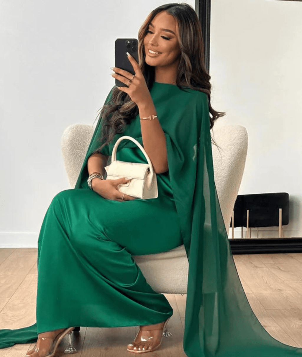 Abito lungo beige con maniche drappeggiate – Tayma