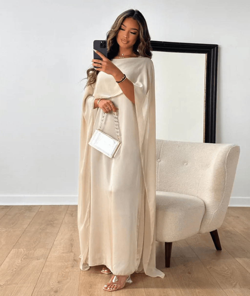 Abito lungo beige con maniche drappeggiate – Tayma
