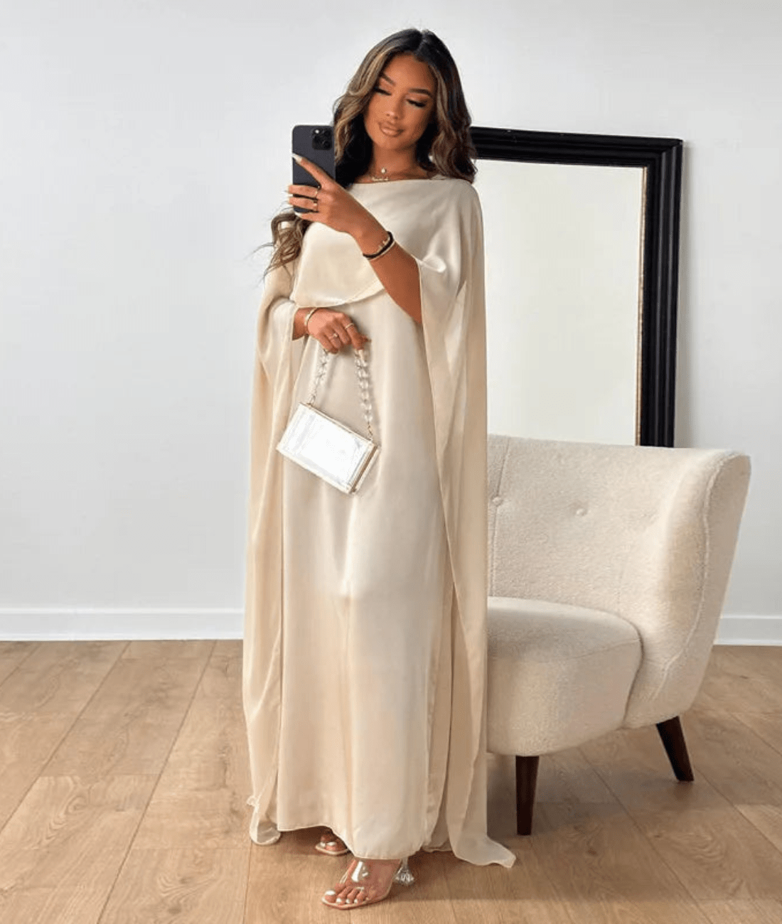 Abito lungo beige con maniche drappeggiate – Tayma