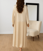 Abito lungo beige con maniche drappeggiate – Tayma