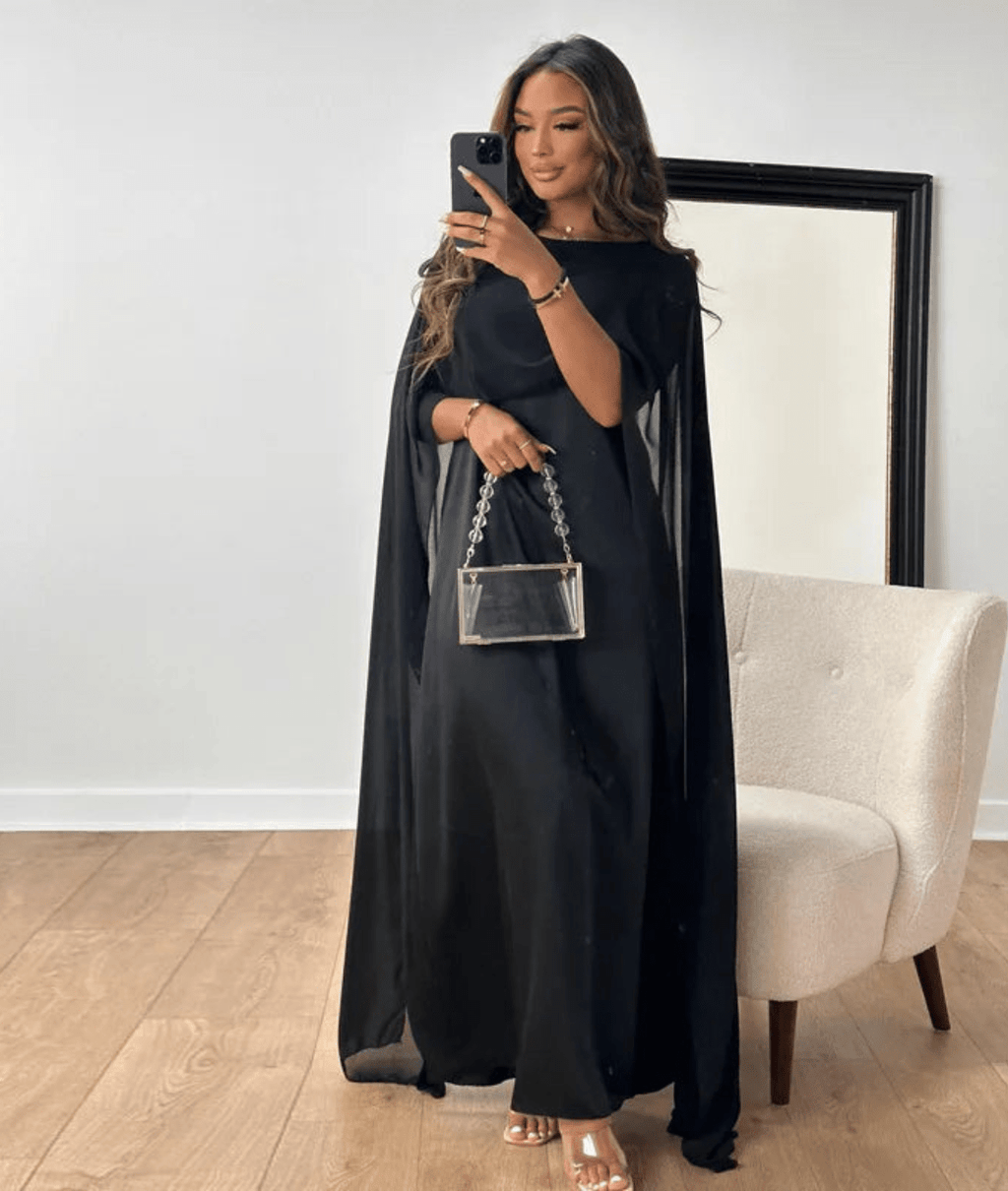 Abito lungo beige con maniche drappeggiate – Tayma