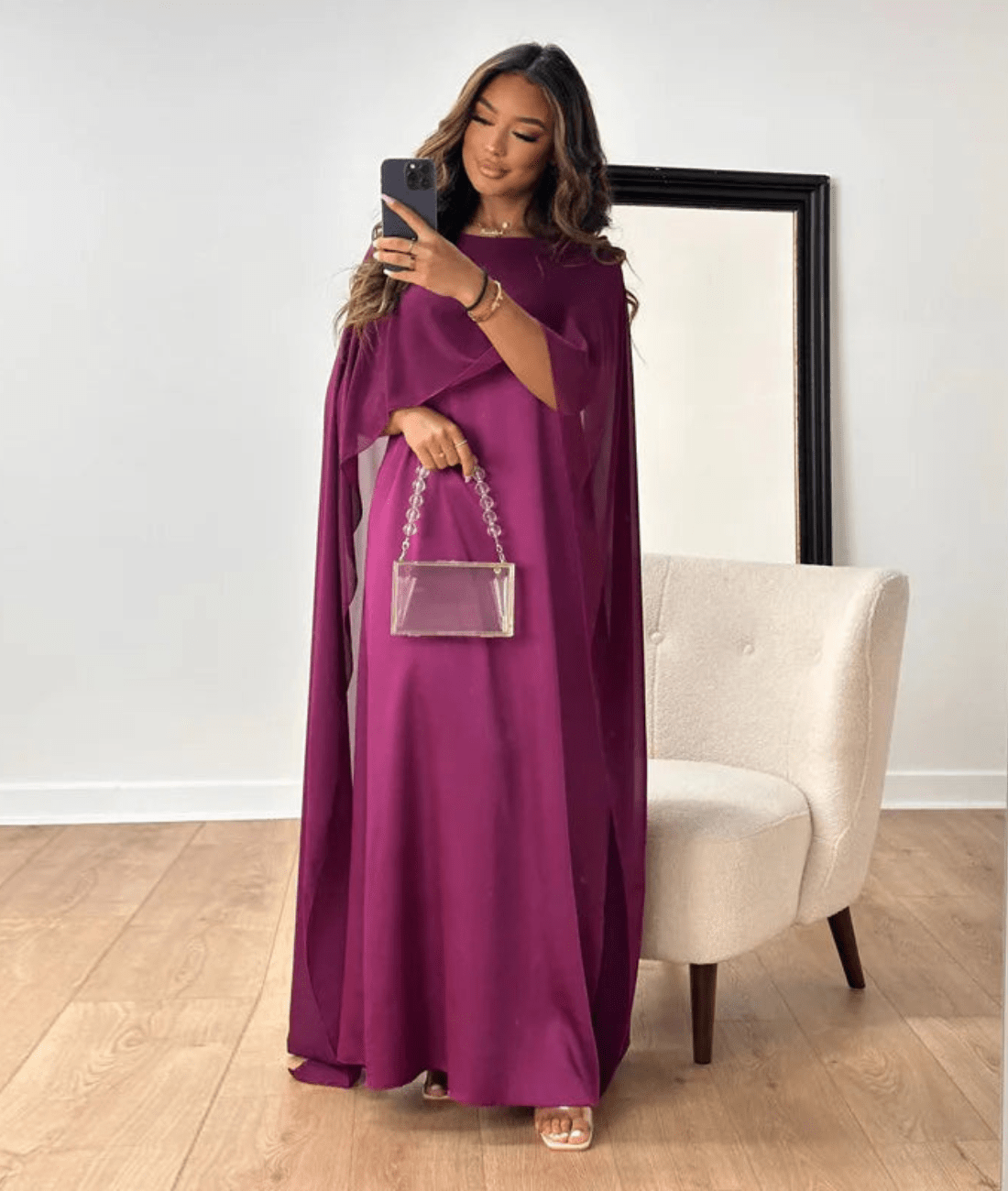 Abito lungo beige con maniche drappeggiate – Tayma