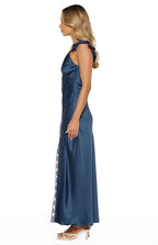 Abito lungo in satin blu navy con scollo a V