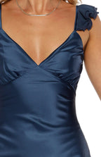 Abito lungo in satin blu navy con scollo a V