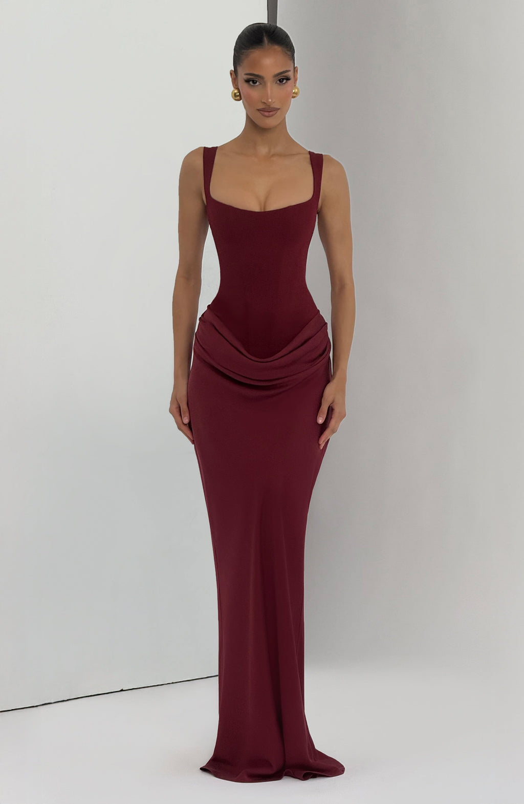 Abito lungo in raso bordeaux scollo quadrato – Cornelia