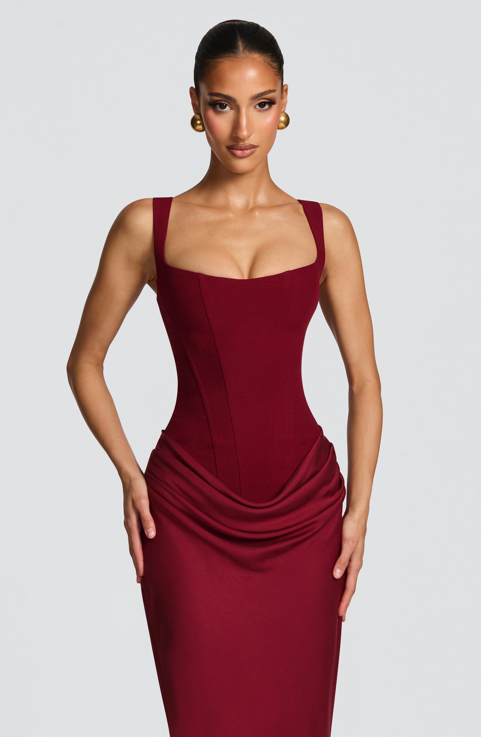 Abito lungo in raso bordeaux scollo quadrato – Cornelia