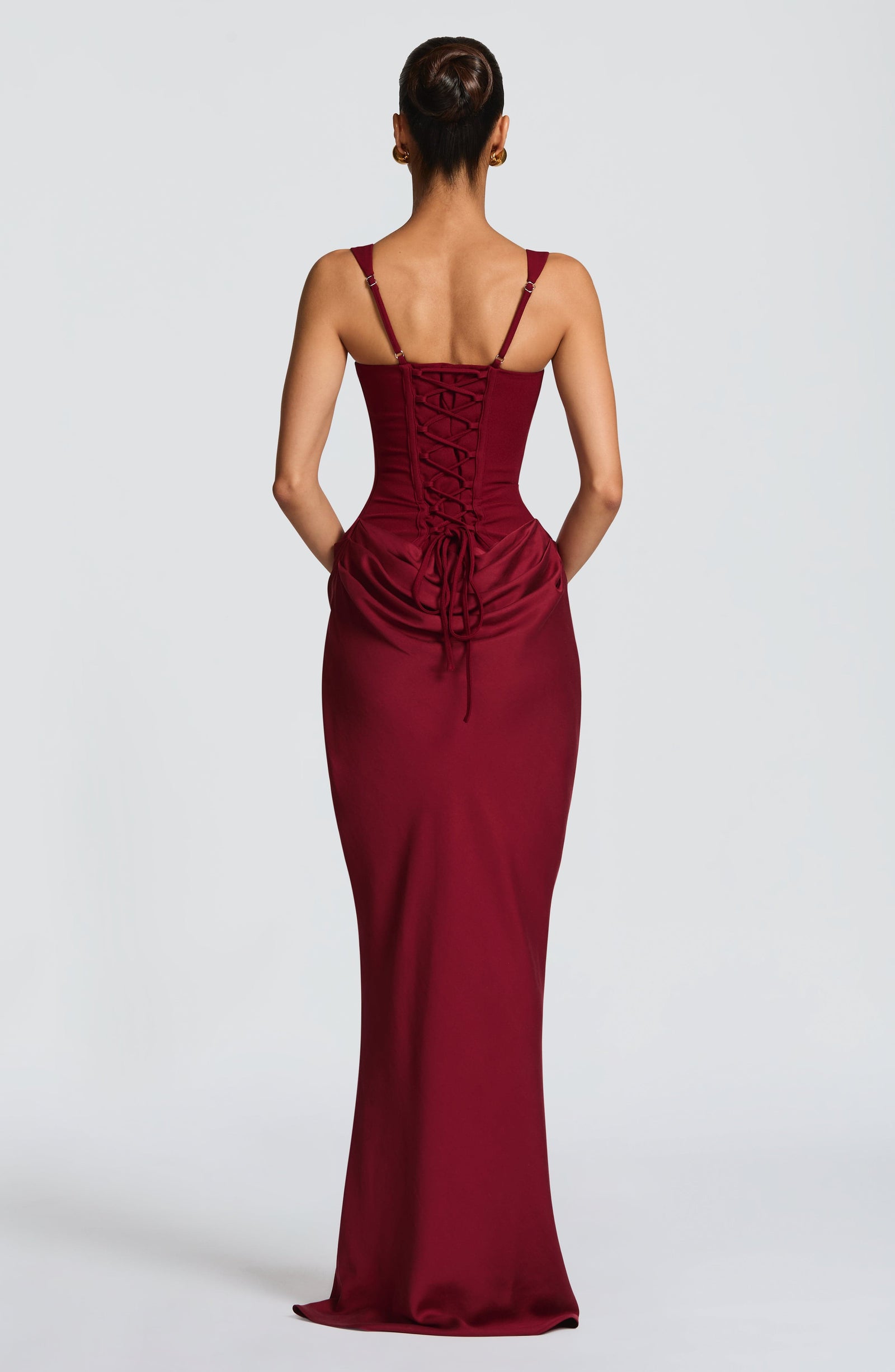 Abito lungo in raso bordeaux scollo quadrato – Cornelia