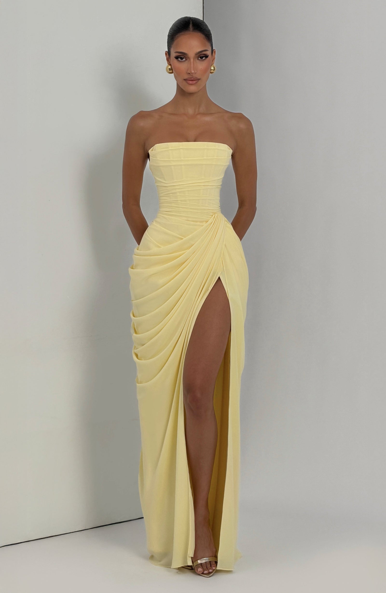 Abito lungo giallo limone strapless con drappeggio