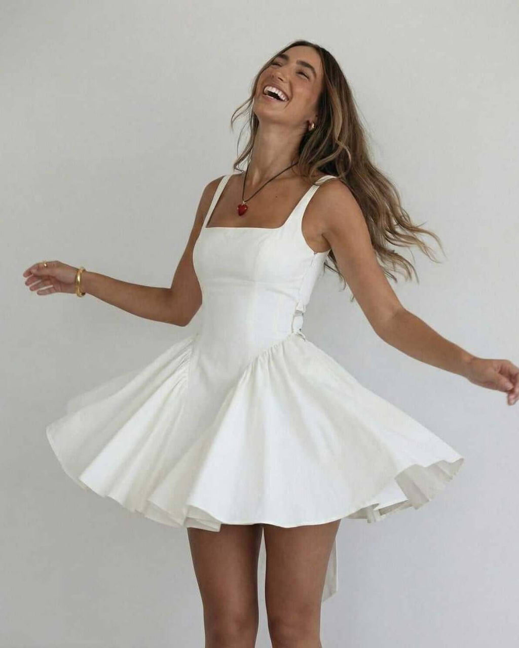 Abito corto bianco con scollo quadrato