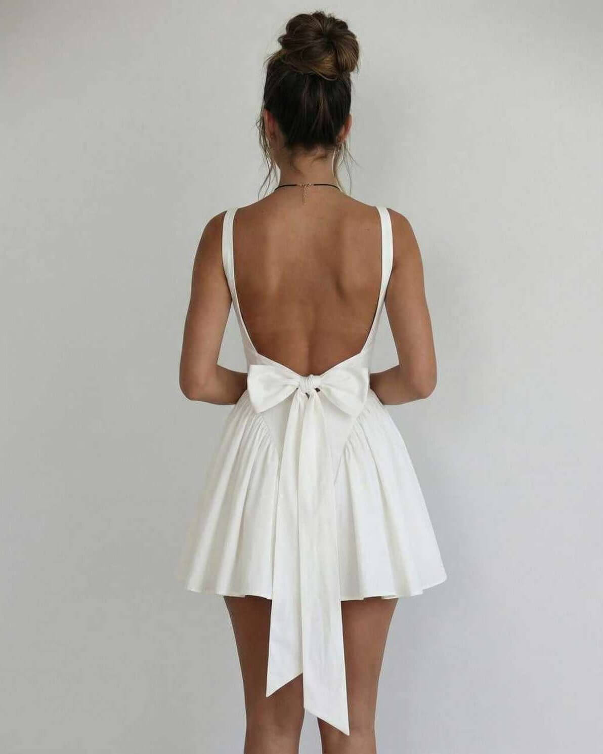 Abito corto bianco con scollo quadrato