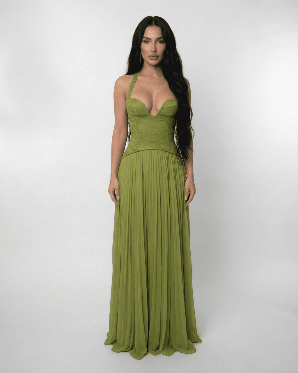 Abito lungo verde oliva halter con pizzo – Verdant Maxi