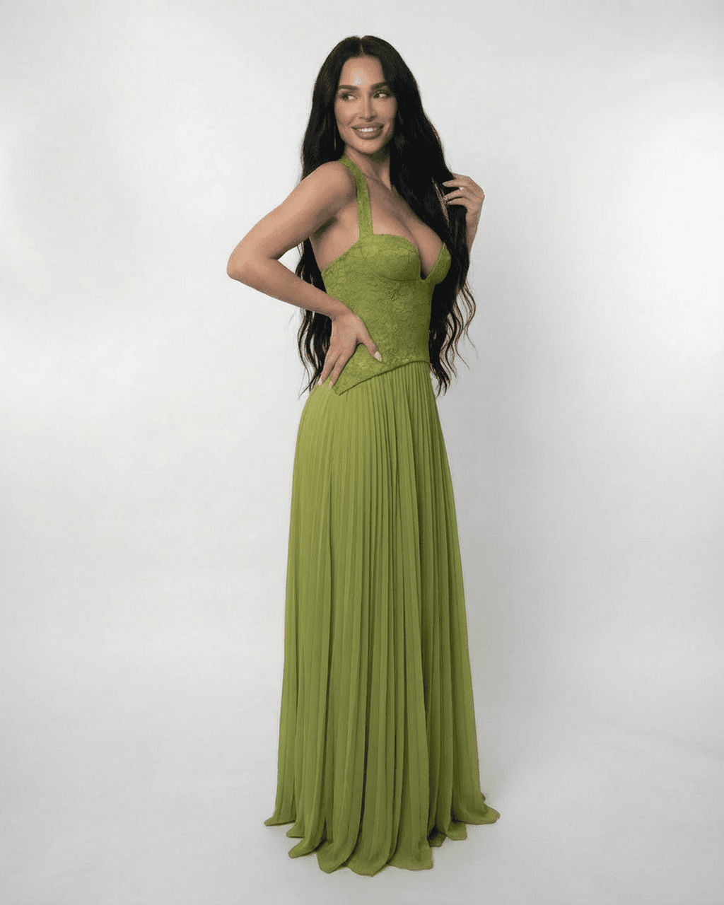 Abito lungo verde oliva halter con pizzo – Verdant Maxi