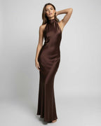 Abito lungo in raso marrone halter – Monaco Maxi