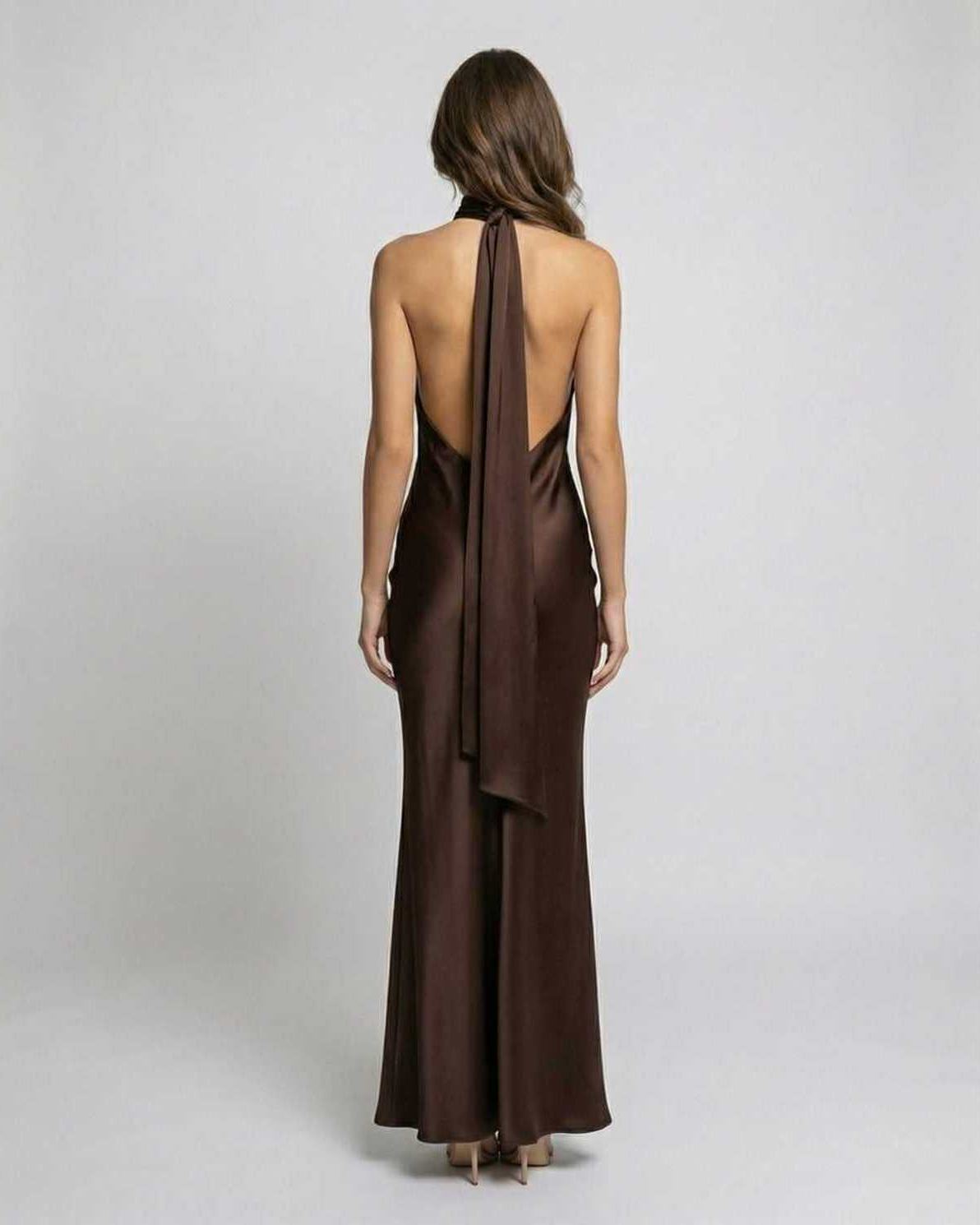 Abito lungo in raso marrone halter – Monaco Maxi