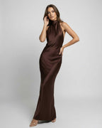 Abito lungo in raso marrone halter – Monaco Maxi