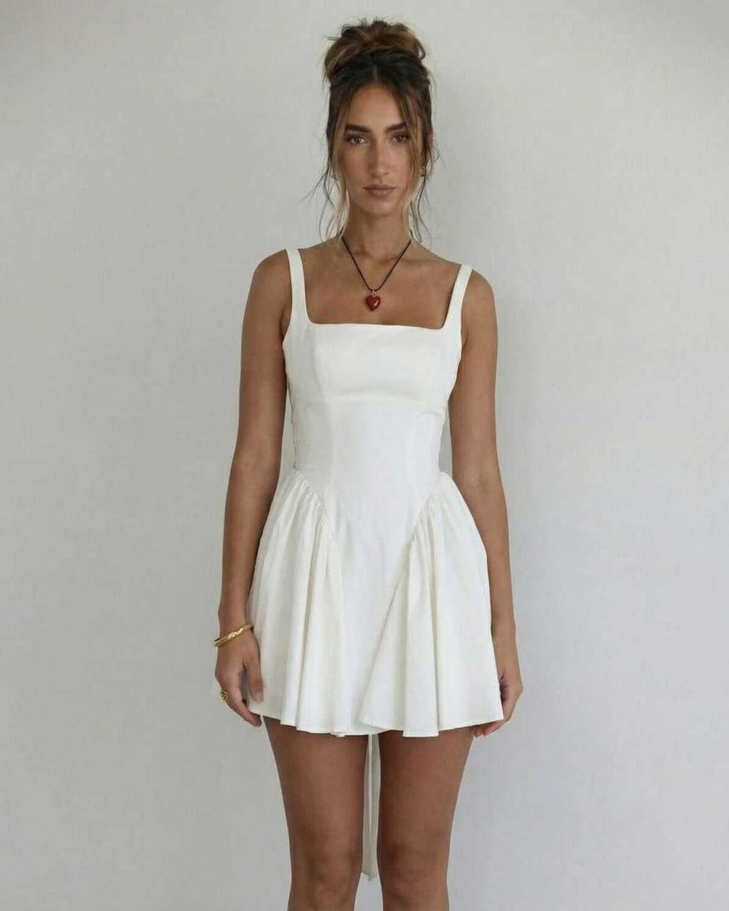 Abito corto bianco con scollo quadrato