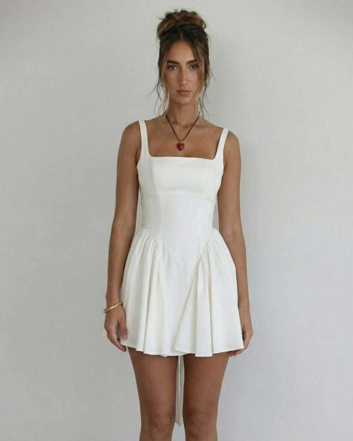 Abito corto bianco con scollo quadrato