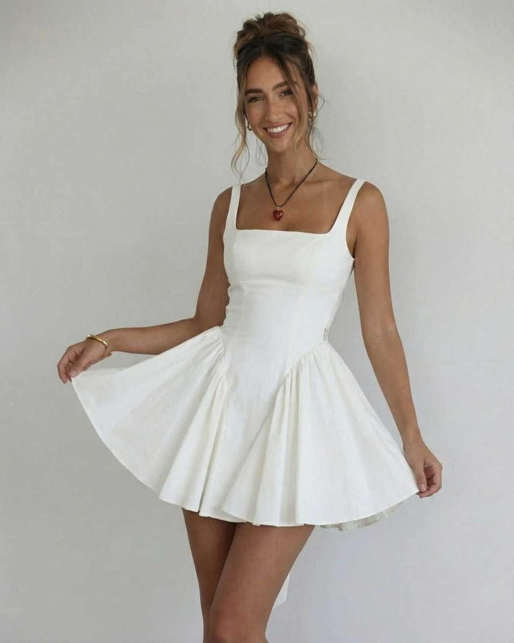 Abito corto bianco con scollo quadrato