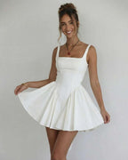 Abito corto bianco con scollo quadrato