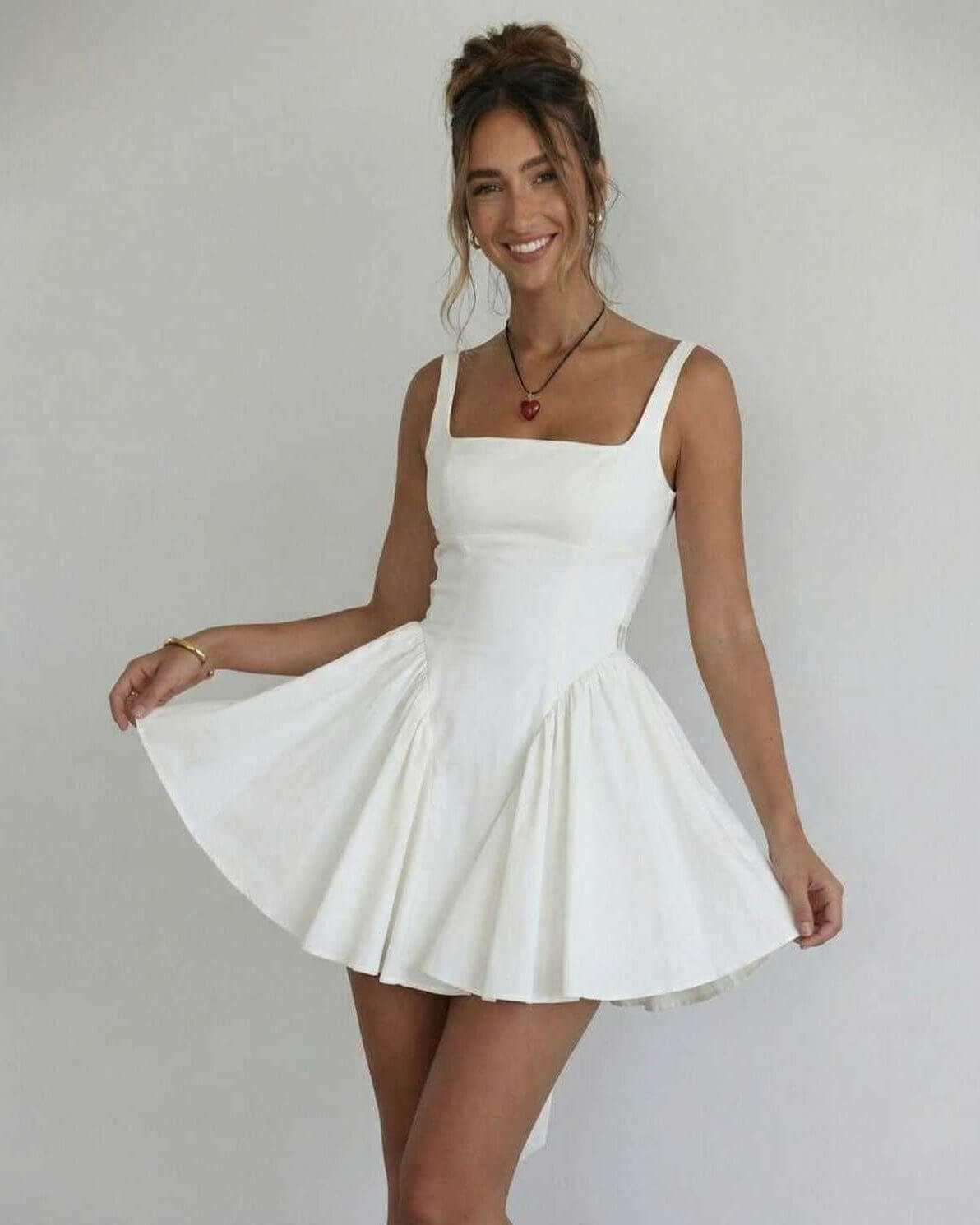 Abito corto bianco con scollo quadrato