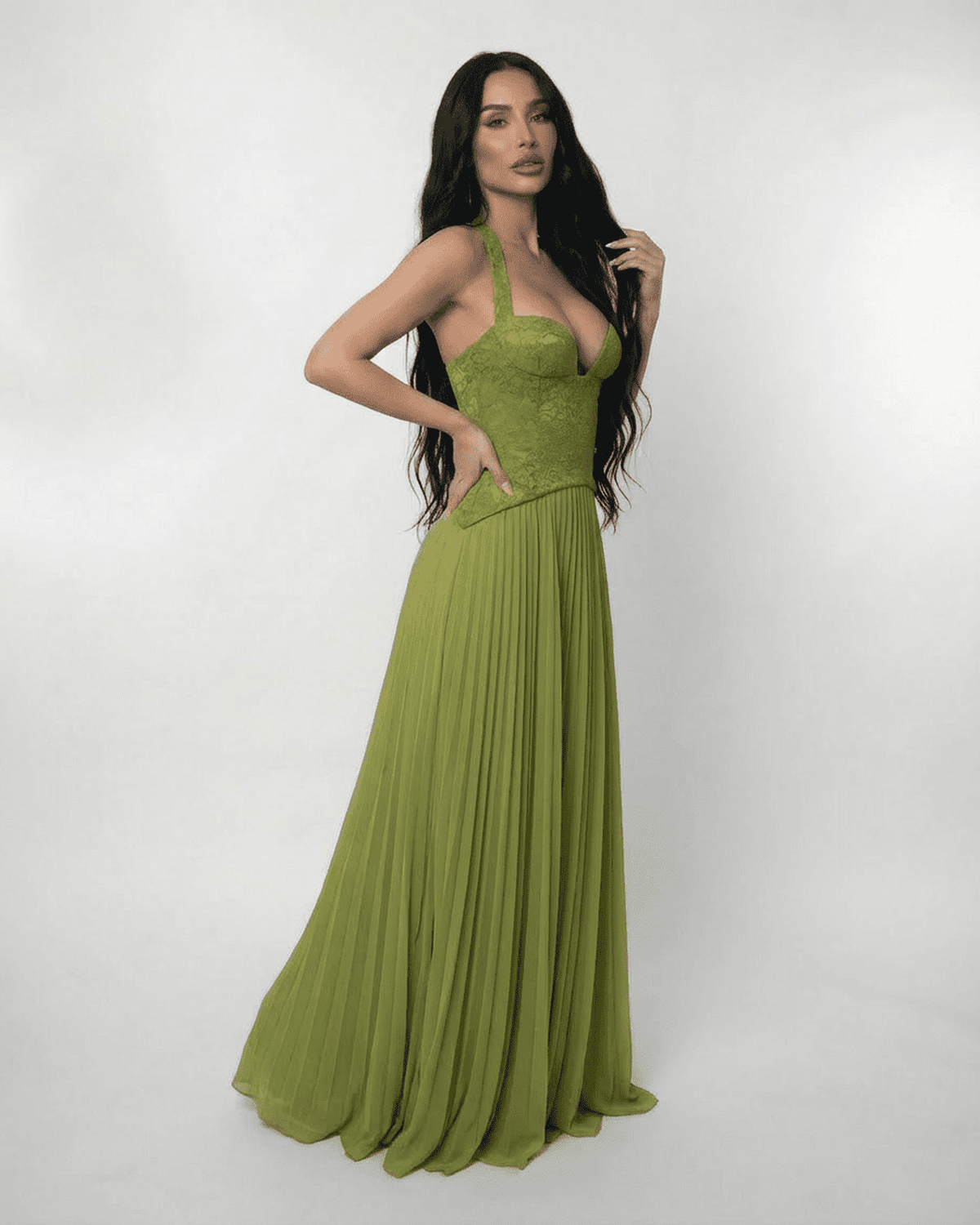 Abito lungo verde oliva halter con pizzo – Verdant Maxi