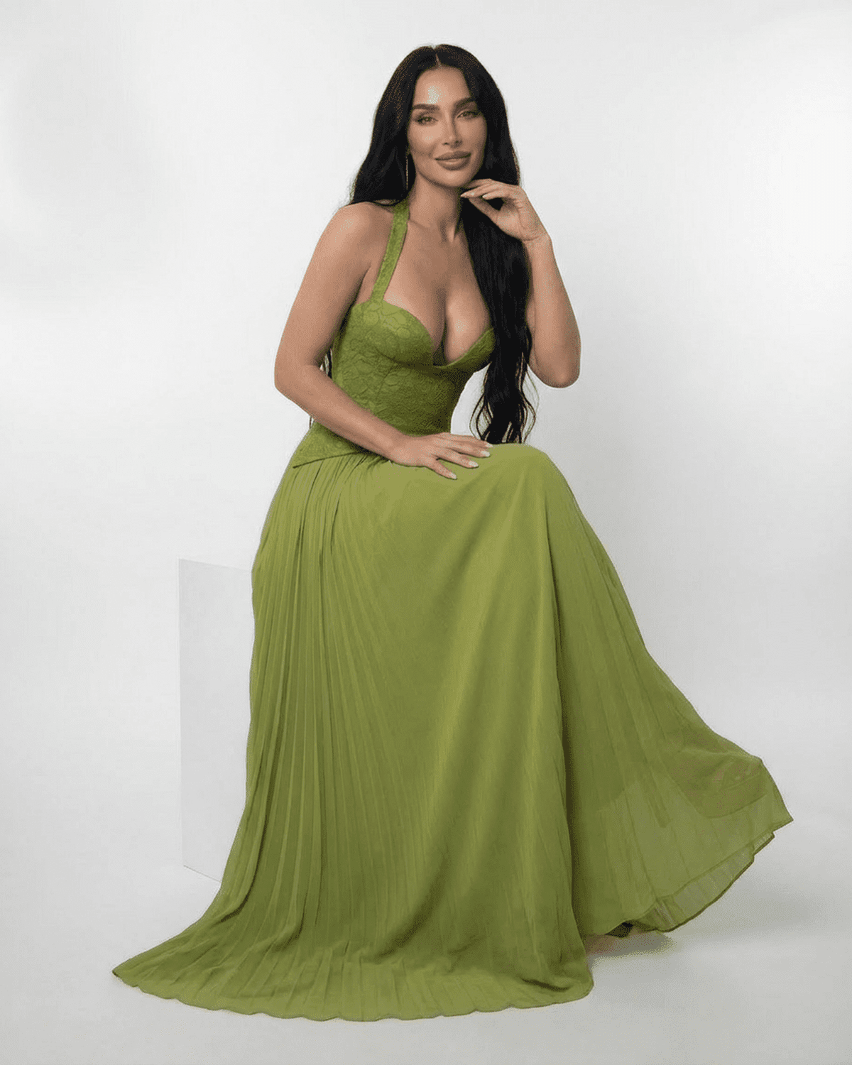 Abito lungo verde oliva halter con pizzo – Verdant Maxi
