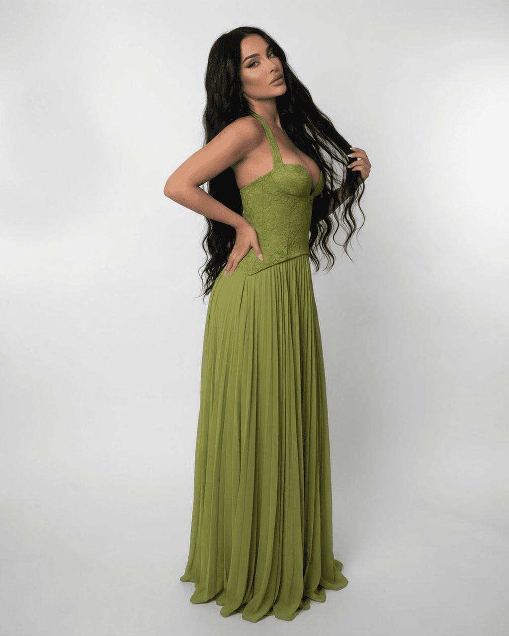 Abito lungo verde oliva halter con pizzo – Verdant Maxi