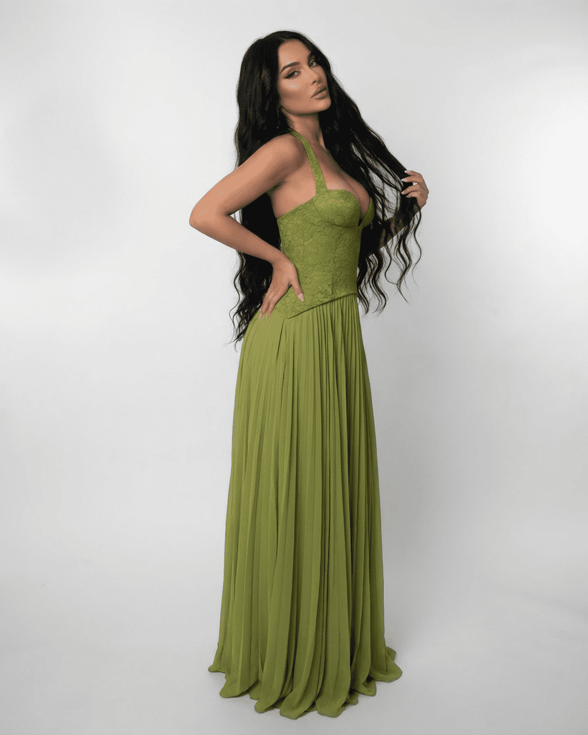 Abito lungo verde oliva halter con pizzo – Verdant Maxi