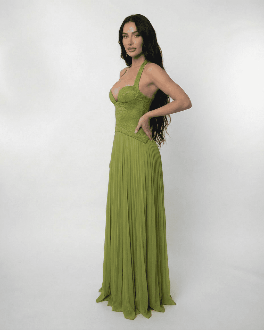 Abito lungo verde oliva halter con pizzo – Verdant Maxi